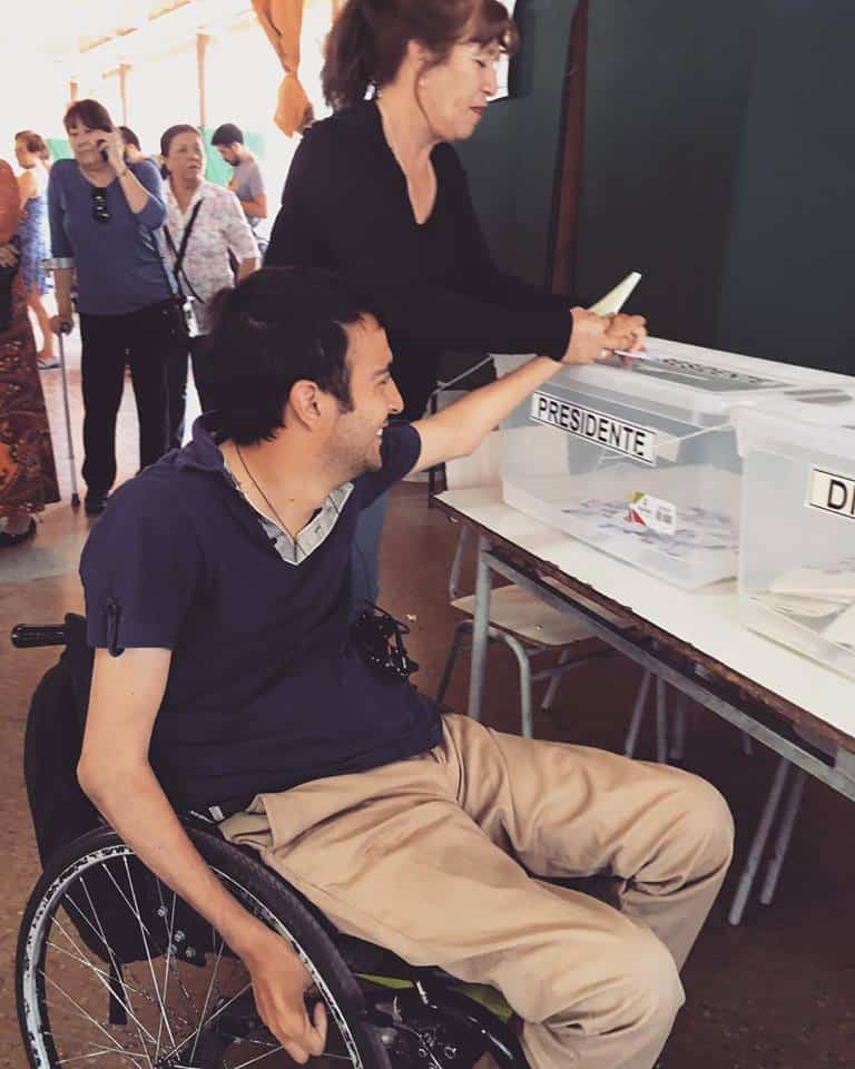 persona en silla de ruedas votando