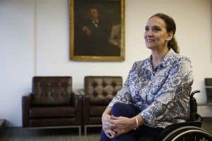 La Vicepresidenta de Argentina aparece en su silla de ruedas dentro de la casa de gobierno argentina.