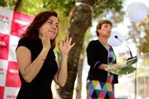 Una mujer interpretando un discurso a lengua de señas.