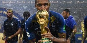Mbappé besando la copa del mundo