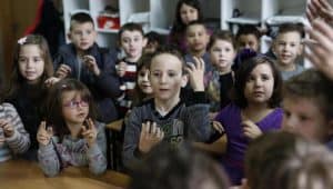 Un grupo de alumnos pequeños en una escuela de Estados Unidos aparecen aprendiendo lengua de señas.