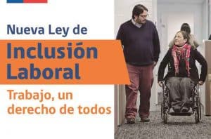 Una mujer en silla de ruedas conversa con un compañero de trabajo que camina junto a ella dentro de la oficina. Aparece el texto "Nueva Ley de Inclusión Laboral. Trabajo, derecho de todos.