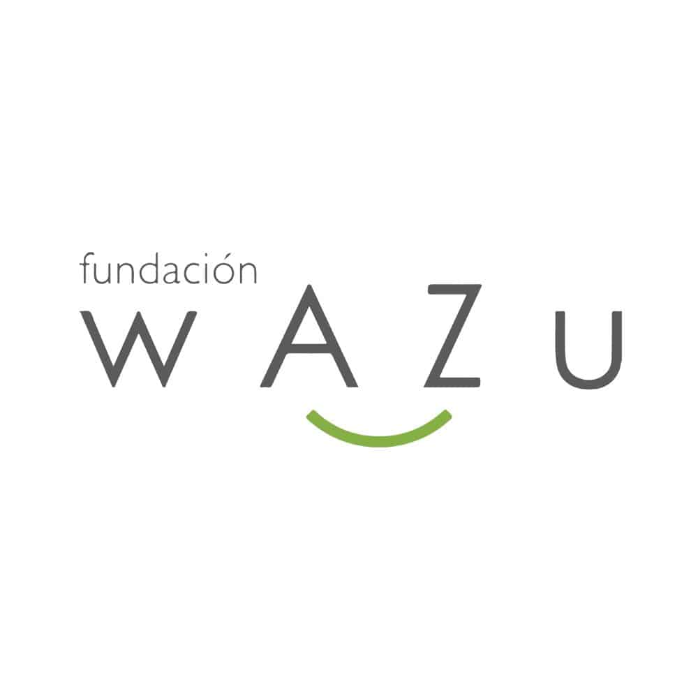 Logo de Fundación Wazú. Aparece en grande wAZu y un línea curva que une a A con la Z, simulando una sonrisa entre ambas letras. Arriba y más pequeño, aparece "Fundación"