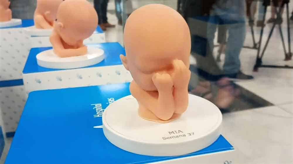 Figura o escultura del cuerpo de un bebé realizada a través de una ecografía 3D.