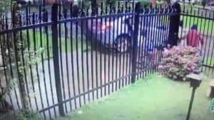 Imagen de una cámara de seguridad donde aparece un ladrón saliendo de una casa y dentro de la casa una persona en silla de ruedas.
