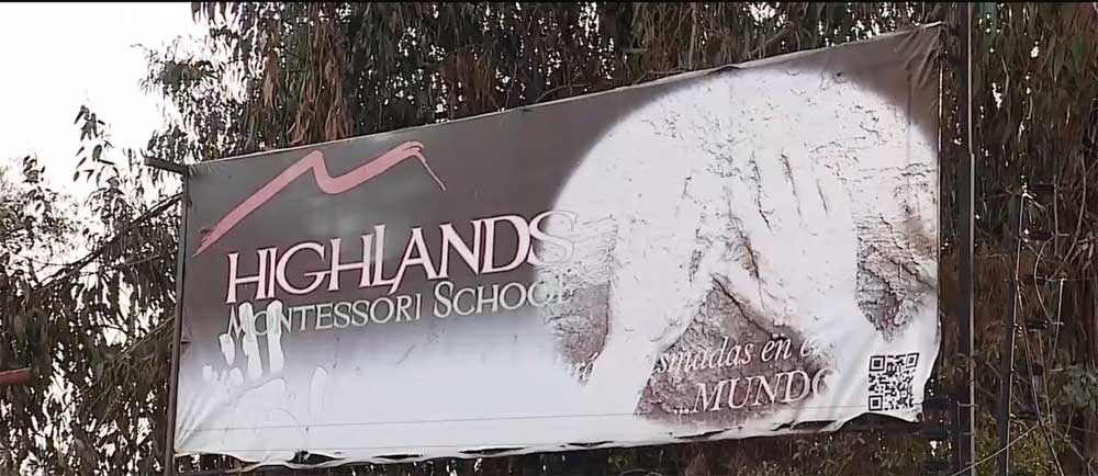 Foto de un cartel en la entrada de un colegio y dice: Colegio Highlands Montessori.