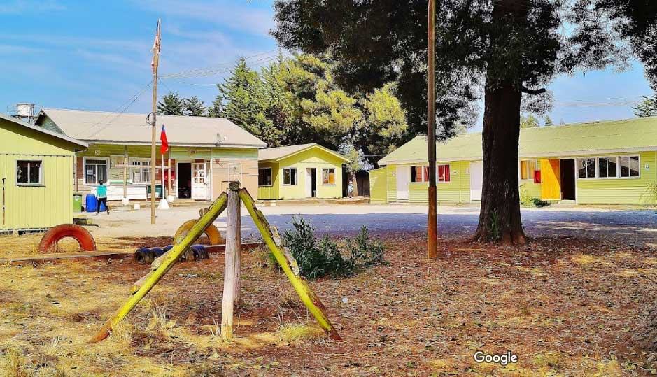 Foto de la escuela Escuadrón de Coronel con un patio central con árboles y salas pequeñas tipo rurales.