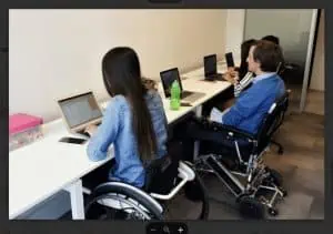 Personas en silla de ruedas trabajando en una oficina