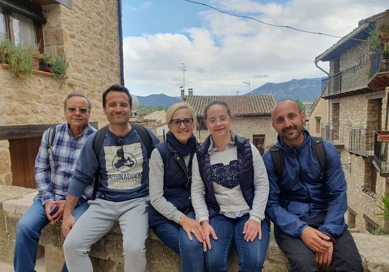 Foto de la diputada Mar Galcerán donde aparece posando para la foto junto a sus padres y dos hermanos, mientras visitaban un lugar en españa de turistas.